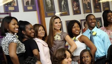 Sandra Bullock posa con estudiantes del plantel